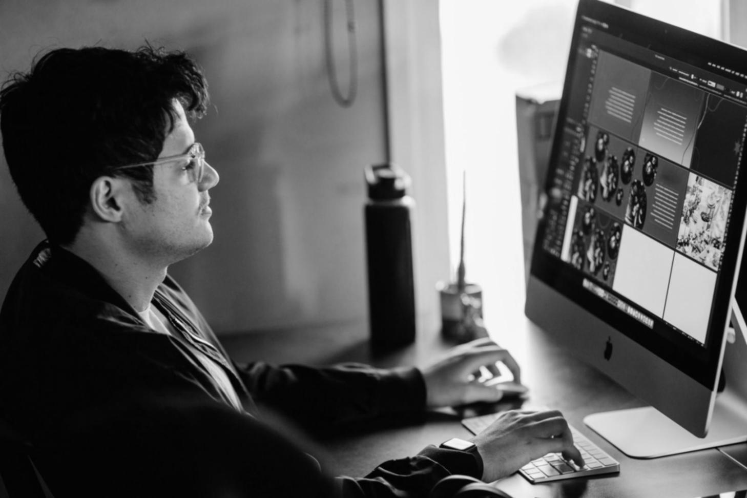 Equipo de plevxalunex trabajando en análisis financiero detallado